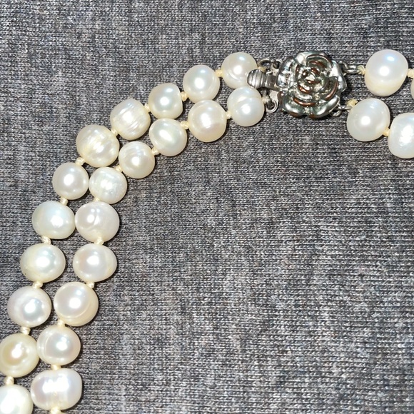 Two row fresh water Pearl necklace with rose clasp - Picture 2 of 3